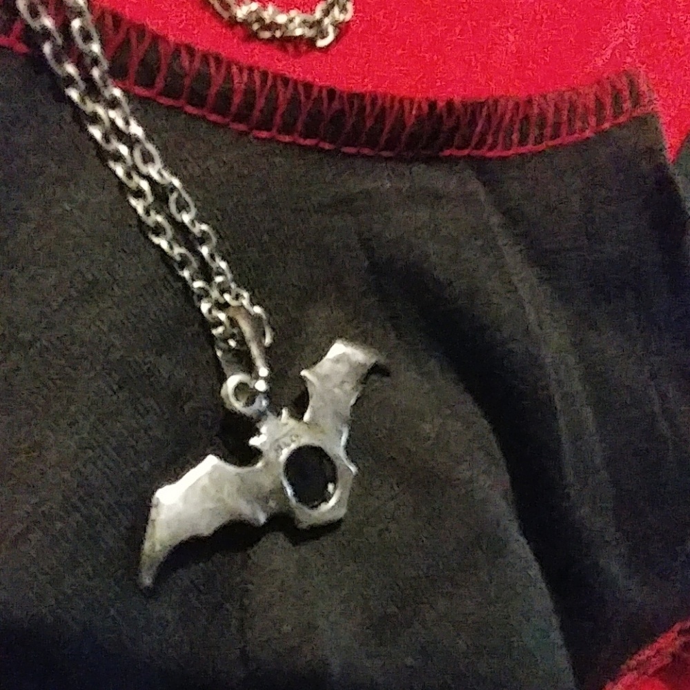 Delicate bat necklace - Picture 2 of 2